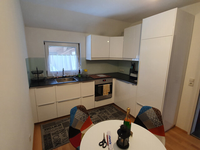 Ruhige 2-Zimmer-DG-Wohnung mit Traumblick, moderner Einbauküche & Tiefgarage