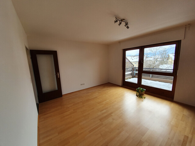 Ruhige 2-Zimmer-DG-Wohnung mit Traumblick, moderner Einbauküche & Tiefgarage