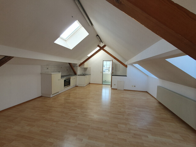 Schöne Dachgeschosswohnung in zentraler Lage