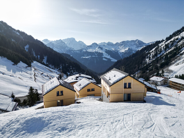 Wintertraum in spektakulärer Bergkulisse auf 1.500m Höhe: Ferienchalet mit direktem Zugang zur Skipiste!