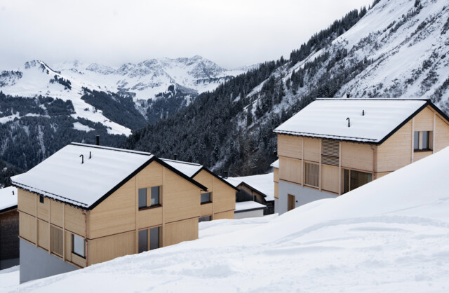 Wintertraum in spektakulärer Bergkulisse auf 1.500m Höhe: Ferienchalet mit direktem Zugang zur Skipiste!