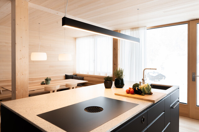 Wintertraum in spektakulärer Bergkulisse auf 1.500m Höhe: Ferienchalet mit direktem Zugang zur Skipiste!