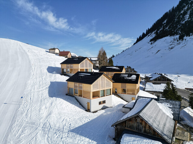 Wintertraum in spektakulärer Bergkulisse auf 1.500m Höhe: Ferienchalet mit direktem Zugang zur Skipiste!