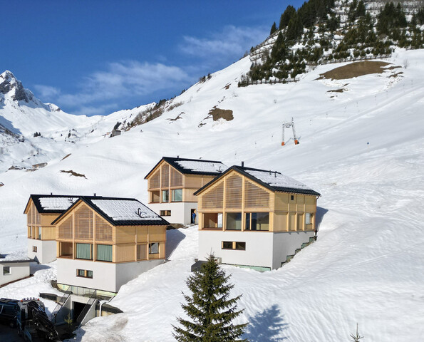 Wintertraum in spektakulärer Bergkulisse auf 1.500m Höhe: Ferienchalet mit direktem Zugang zur Skipiste!