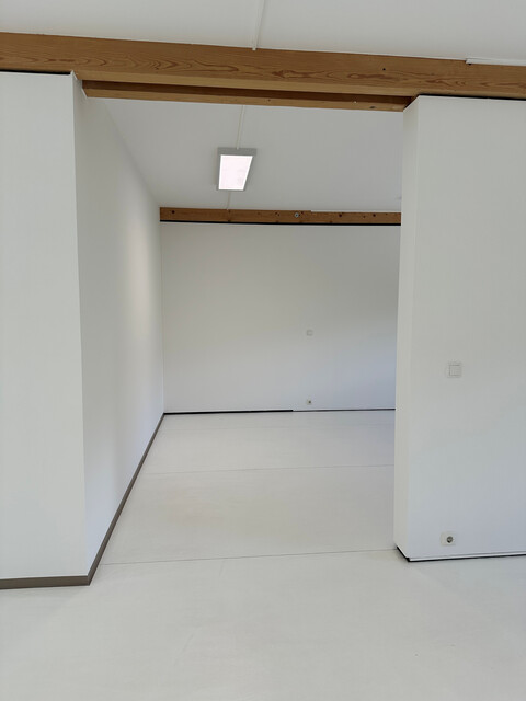 Helle Geschäftsräumlichkeit im 1. OG in zentraler Lage zu vermieten