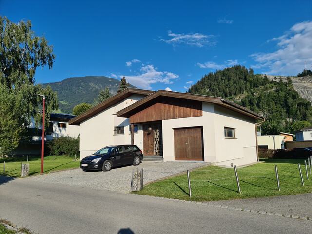 Zu vermieten:  Einfamilienhaus mit Garage, Garten, Terrasse und Keller.
