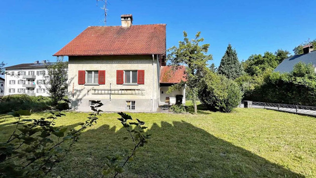 Sonniges Grundstück mit Altbestand in ruhiger Lage