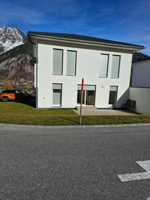 Geräumiges Haus mit Garage, Parkplatz und 27 m² großer Terrasse in Top-Lage!