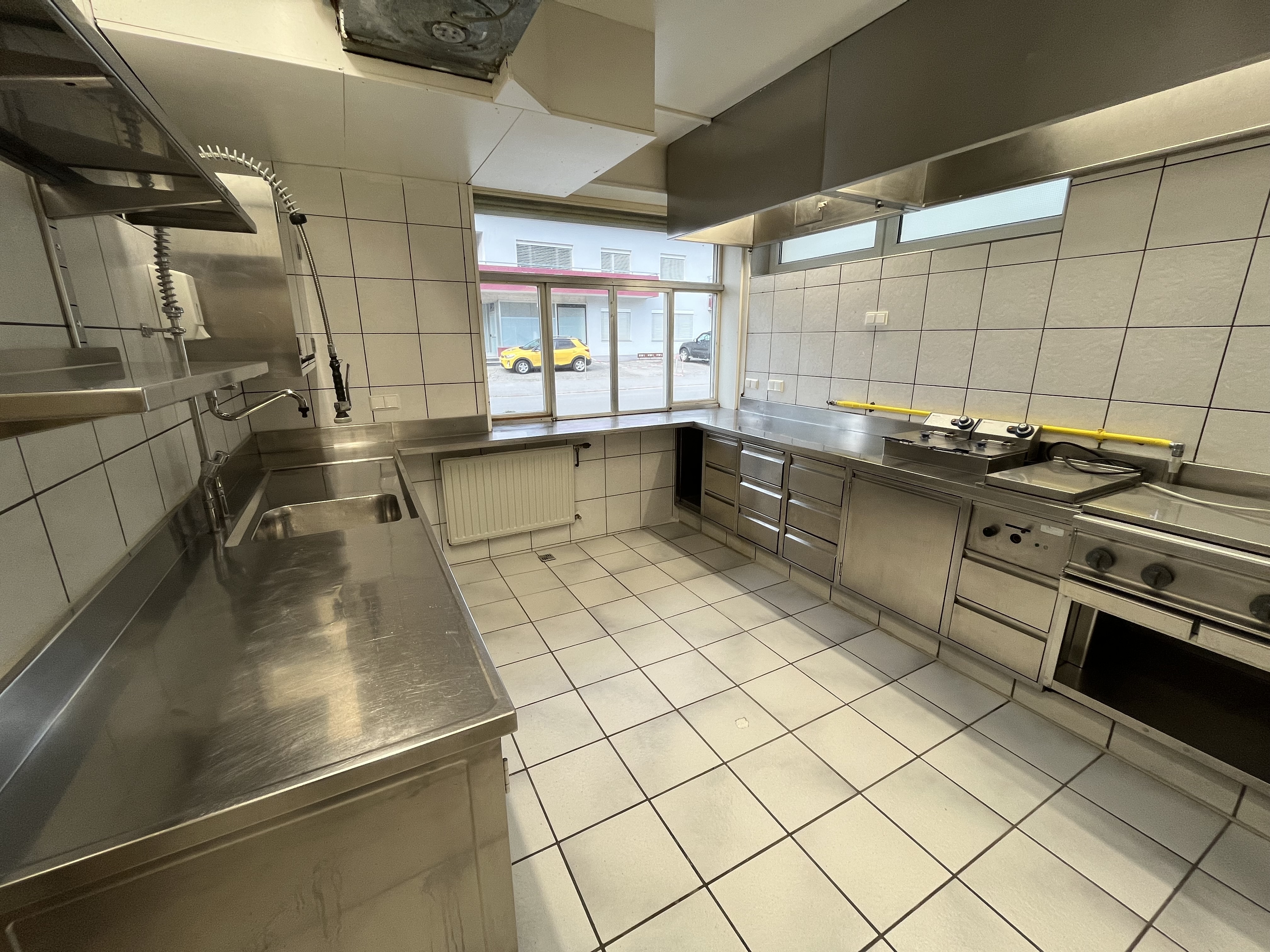 Top Standort / Schönes Gastlokal mit Gastgarten und Parkplätze