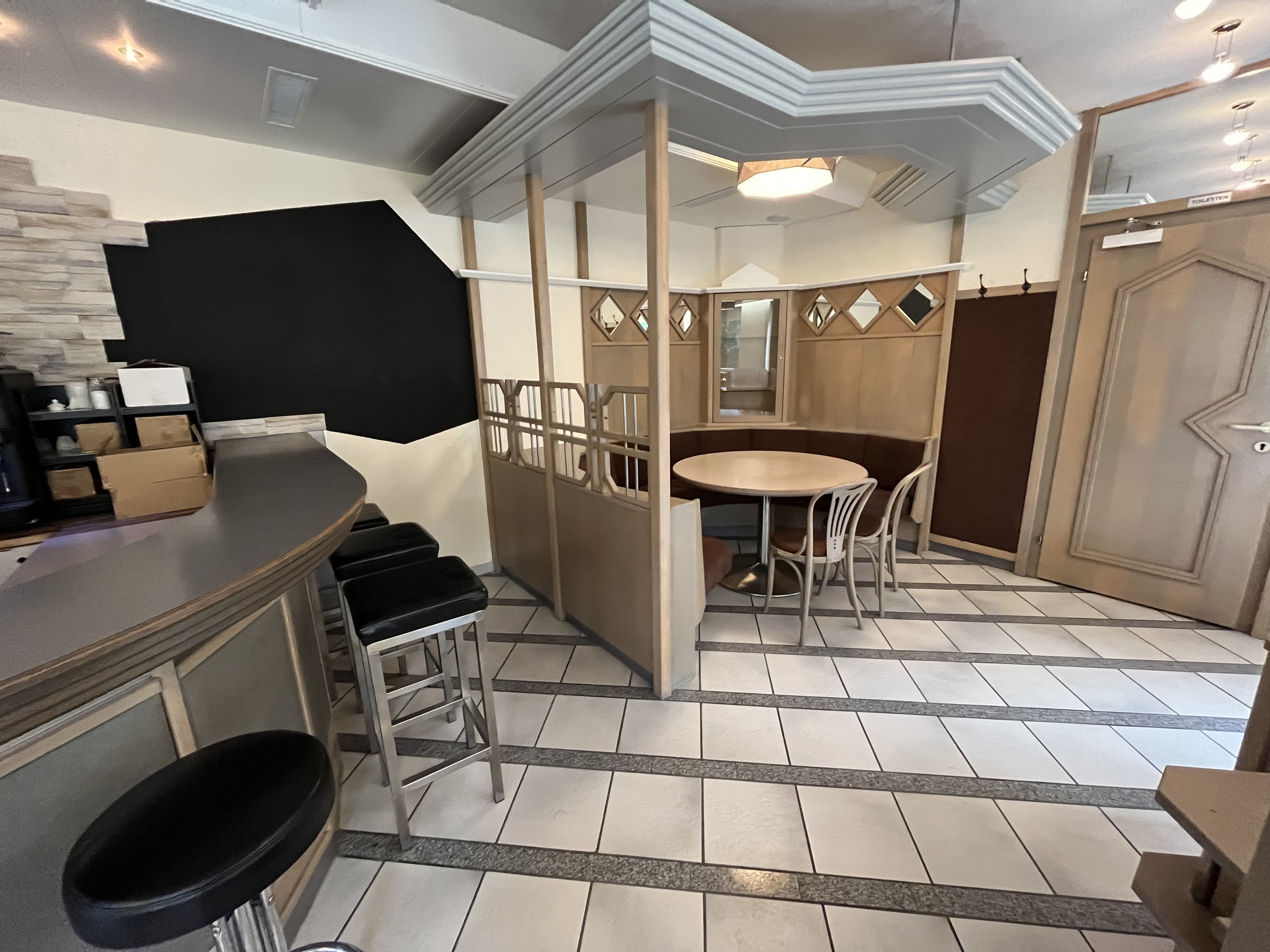 Top Standort / Schönes Gastlokal mit Gastgarten und Parkplätze