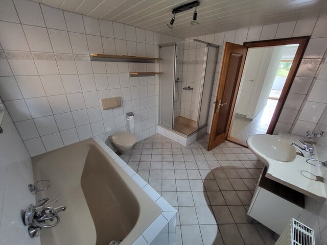 Schöne 4-Zimmer-Wohnung mit Balkon und Terrasse, in ruhiger Lage mit Ausblick ins Grüne