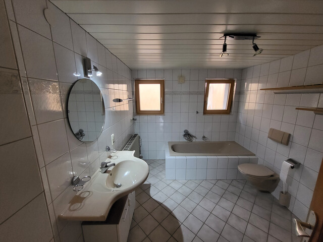 Schöne 4-Zimmer-Wohnung mit Balkon und Terrasse, in ruhiger Lage mit Ausblick ins Grüne