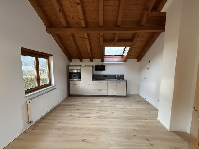 2-Zimmer-Dachgeschoß-Wohnung mit Balkon und Stellplatz in Kleinwohnanlage