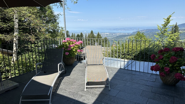 Exklusives Domizil mit Ferienhauswidmung - traumhafter  Panoramablick bis zum Bodensee.