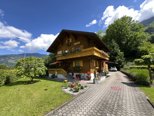 CHARMANTES HOLZHAUS  MIT VIEL PLATZ