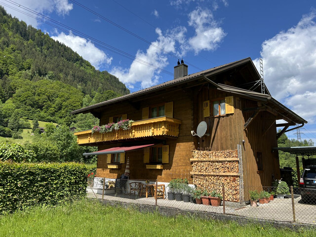 CHARMANTES HOLZHAUS  MIT VIEL PLATZ