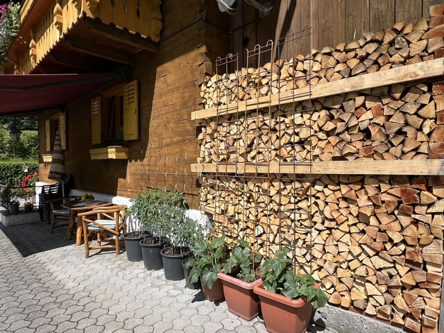 CHARMANTES HOLZHAUS  MIT VIEL PLATZ