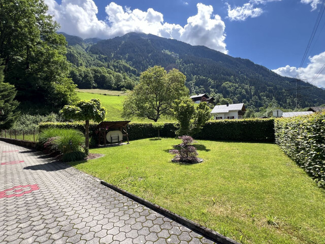 CHARMANTES HOLZHAUS  MIT VIEL PLATZ