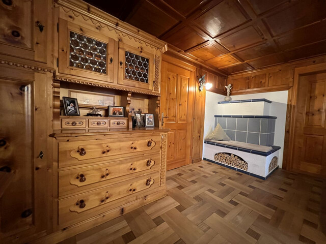 CHARMANTES HOLZHAUS  MIT VIEL PLATZ