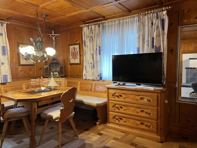 CHARMANTES HOLZHAUS  MIT VIEL PLATZ