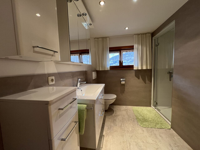 CHARMANTES HOLZHAUS  MIT VIEL PLATZ