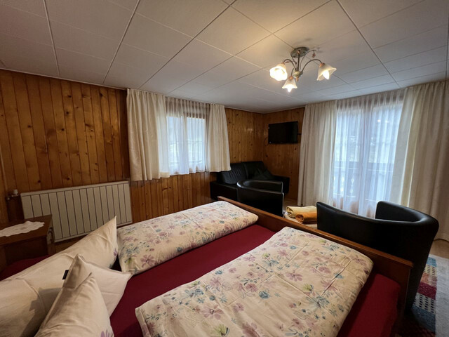CHARMANTES HOLZHAUS  MIT VIEL PLATZ