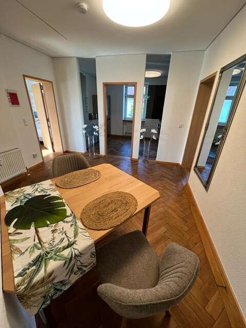 Sonnendurchflutete, großzügige 3,5  Zimmerwohnung im 2 OG, gesamte Etage,  