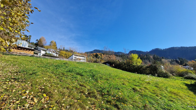 Sonniges Grundstück mit Aussicht zu verkaufen