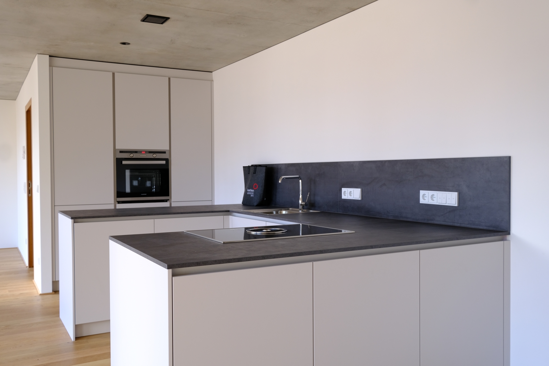 Moderne und hochwertige Penthouse-Wohnung mit Loggia und großer Terrasse