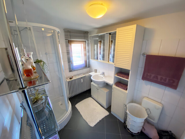 Dachgeschoßwohnung mit 3 Zimmern, Parkplatz, Keller und Fahrradabstellraum