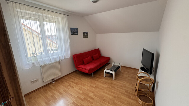 Doppelhaushälfte in Gramatneusiedl – 4 Zimmer, Klimaanlage, Solaranlage, Garten, Terrasse, Stellplatz!