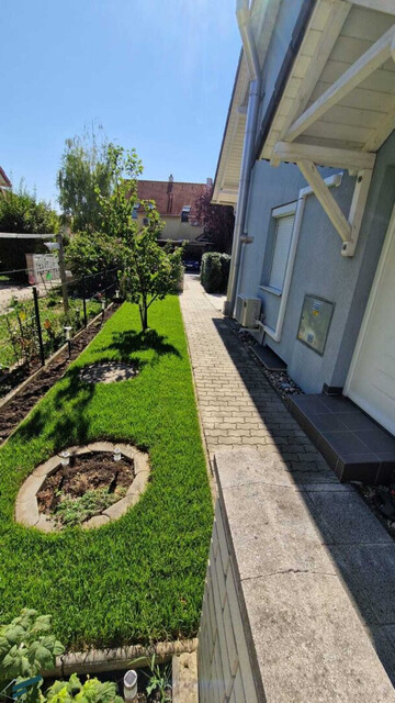 Doppelhaushälfte in Gramatneusiedl – 4 Zimmer, Klimaanlage, Solaranlage, Garten, Terrasse, Stellplatz!