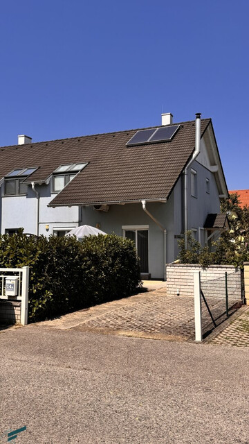 Doppelhaushälfte in Gramatneusiedl – 4 Zimmer, Klimaanlage, Solaranlage, Garten, Terrasse, Stellplatz!