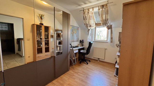Doppelhaushälfte in Gramatneusiedl – 4 Zimmer, Klimaanlage, Solaranlage, Garten, Terrasse, Stellplatz!