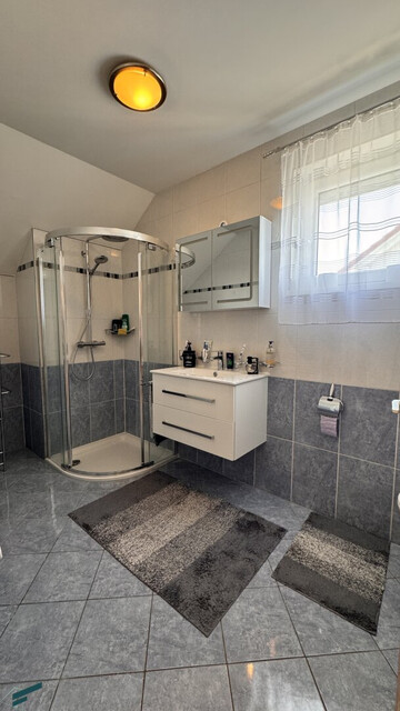 Doppelhaushälfte in Gramatneusiedl – 4 Zimmer, Klimaanlage, Solaranlage, Garten, Terrasse, Stellplatz!