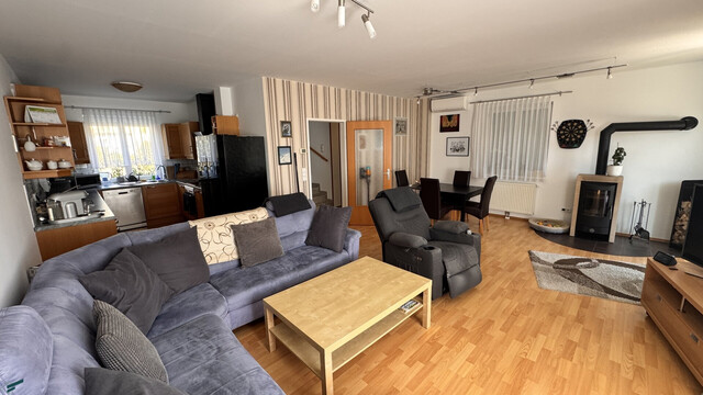 Doppelhaushälfte in Gramatneusiedl – 4 Zimmer, Klimaanlage, Solaranlage, Garten, Terrasse, Stellplatz!