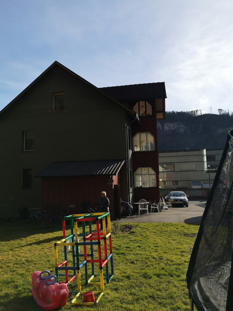 Von Privat: Altbau- Dachgeschosswohnung mit Gemeinschaftsgarten