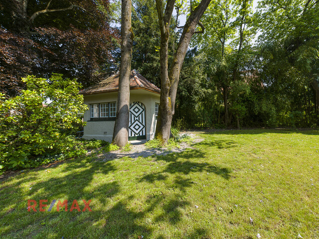 Ästhetische Villa am Stadtrand mit Park