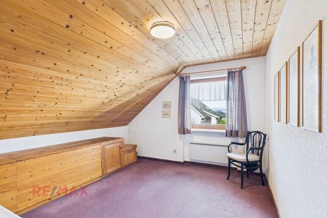 Zweistöckige Dachgeschosswohnung mit 5 Zimmern