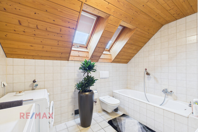 Zweistöckige Dachgeschosswohnung mit 5 Zimmern