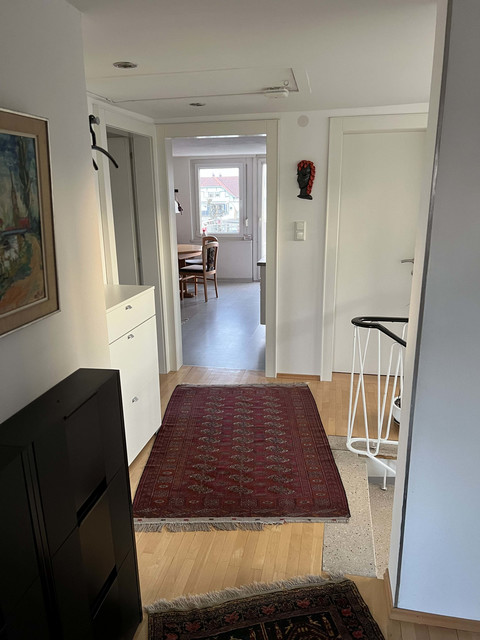 Schöne Altbaudachwohnung Restauriert und komplett Möbliert auch für WG geeignet.