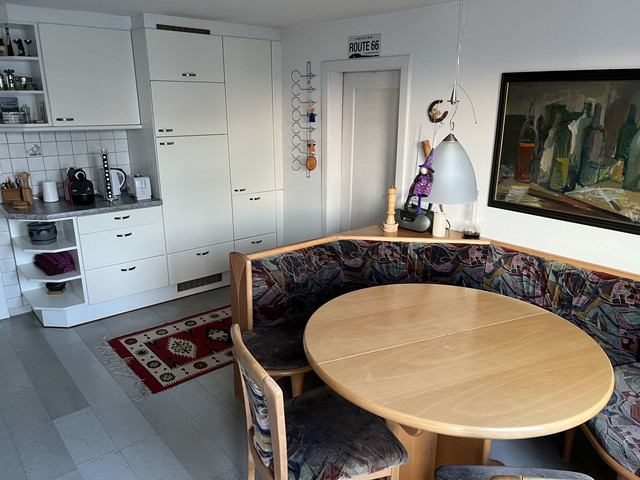 Schöne Altbaudachwohnung Restauriert und komplett Möbliert auch für WG geeignet.
