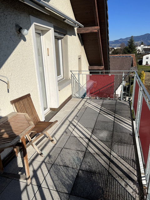 Schöne Altbaudachwohnung Restauriert und komplett Möbliert auch für WG geeignet.