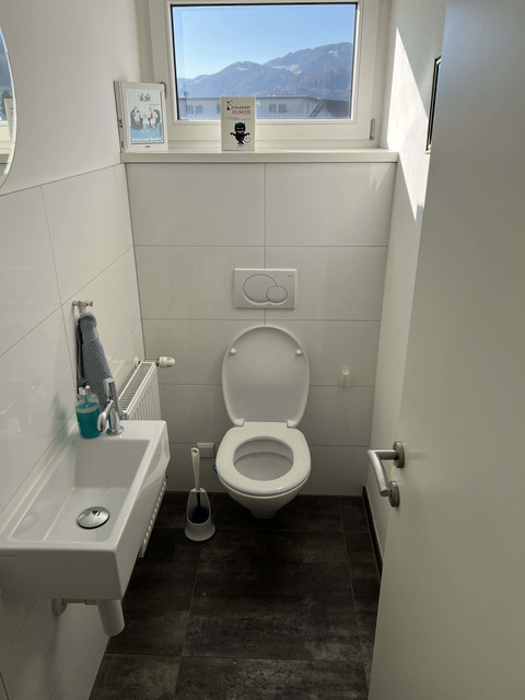Schöne Altbaudachwohnung Restauriert und komplett Möbliert auch für WG geeignet.