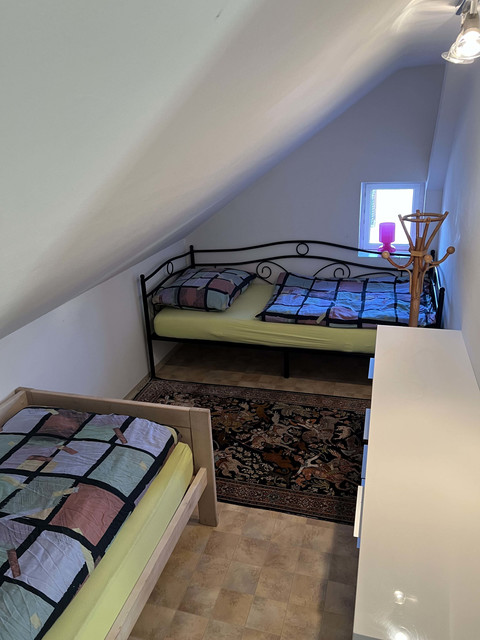 Schöne Altbaudachwohnung Restauriert und komplett Möbliert auch für WG geeignet.