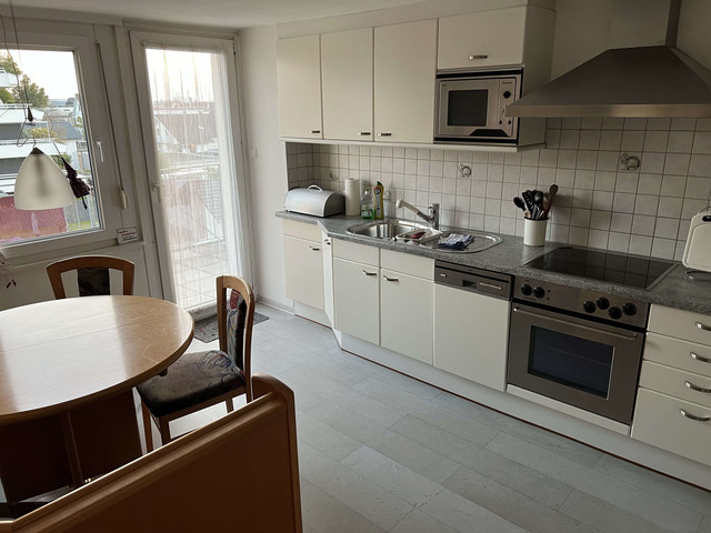 Schöne Altbaudachwohnung Restauriert und komplett Möbliert auch für WG geeignet.