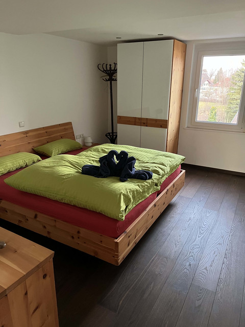 Schöne Altbaudachwohnung Restauriert und komplett Möbliert auch für WG geeignet.