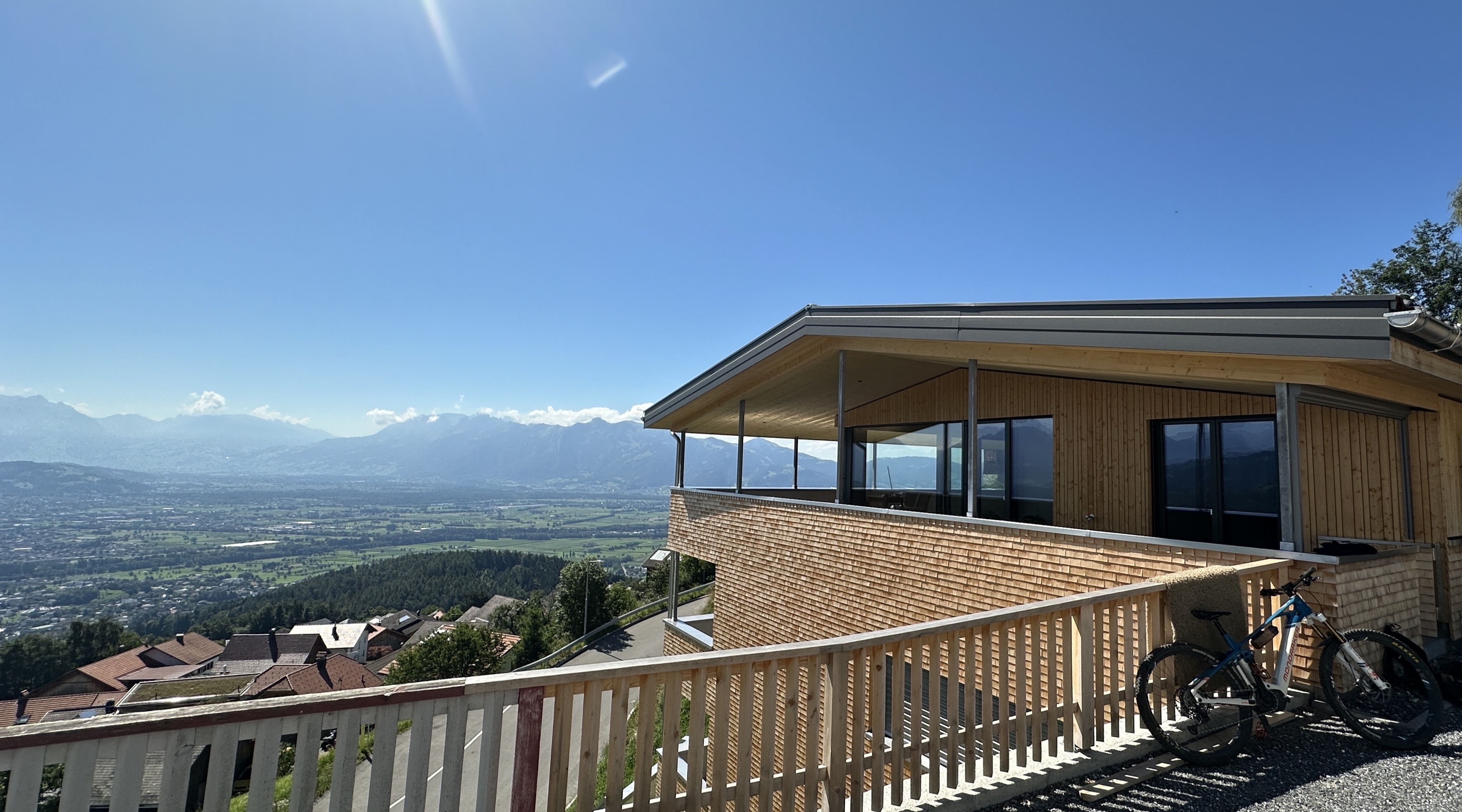 Exklusive Dachgeschosswohnung mit großer überdachter Veranda und atemberaubender Aussicht