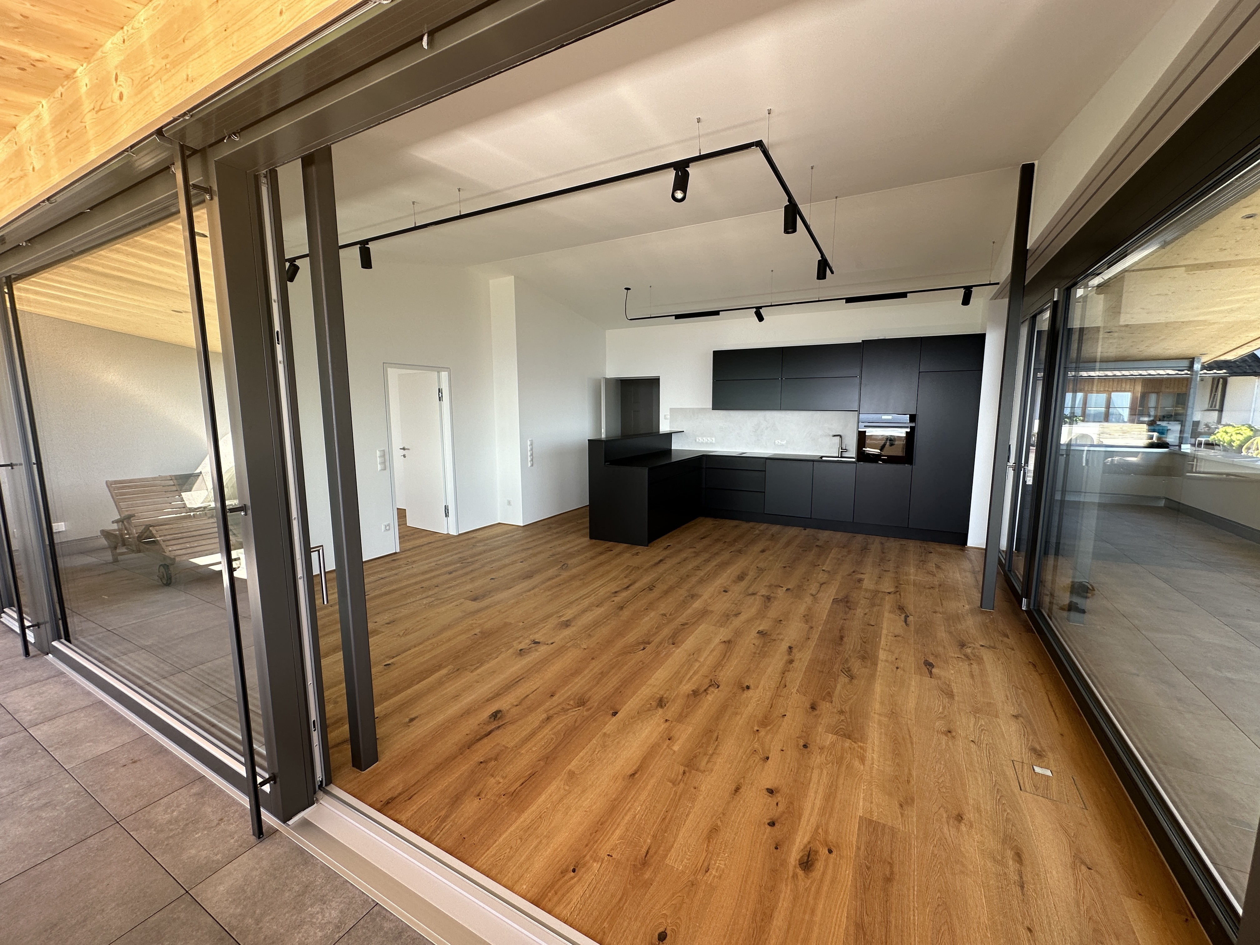 Exklusive Dachgeschosswohnung mit großer überdachter Veranda und atemberaubender Aussicht