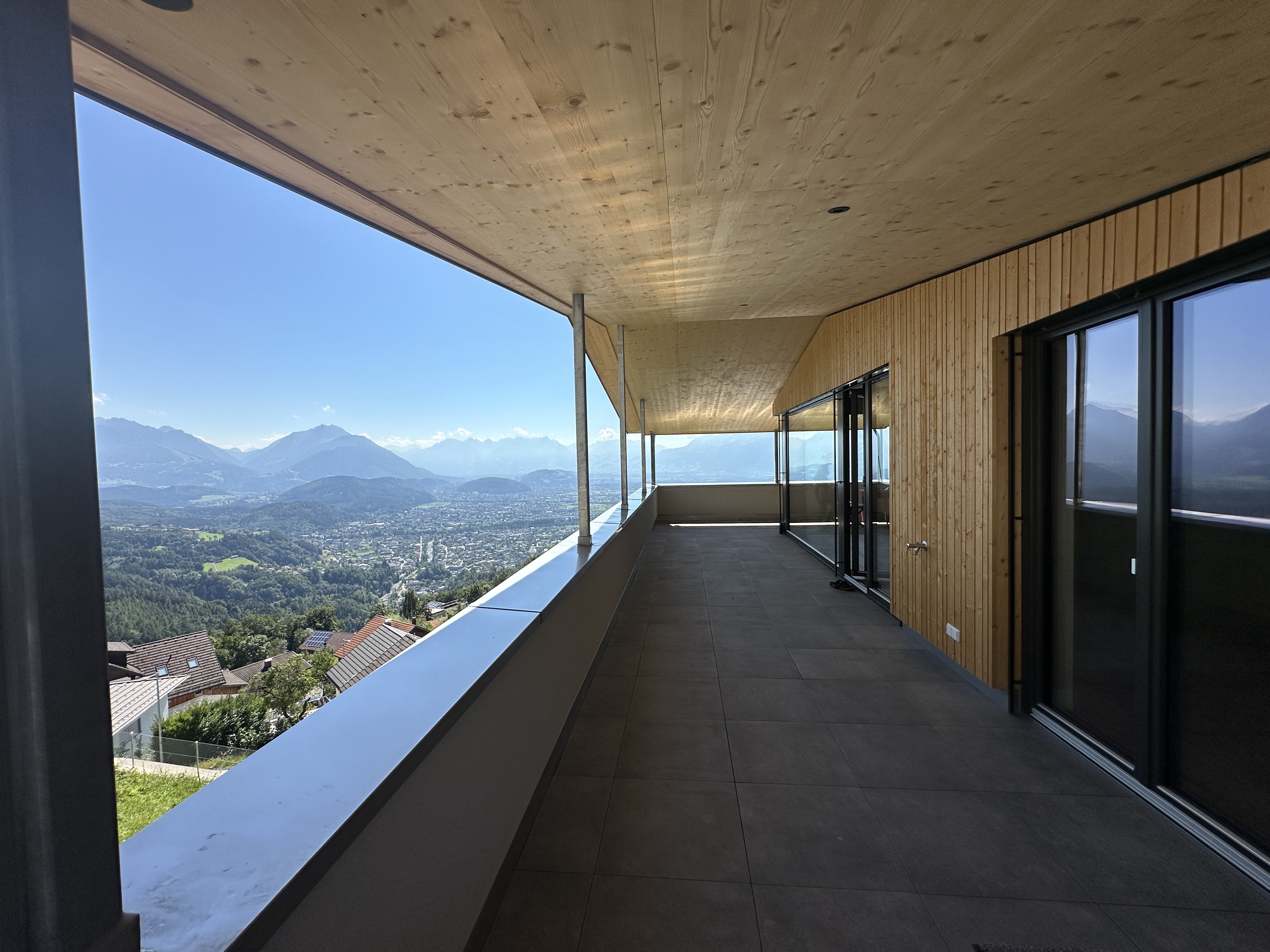 Exklusive Dachgeschosswohnung mit großer überdachter Veranda und atemberaubender Aussicht